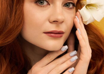 Unhas com flores que mudam qualquer visual e elevam o astral