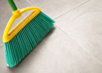 Onde na casa deve ser colocada a vassoura para afastar as energias ruins, segundo especialistas do Feng Shui