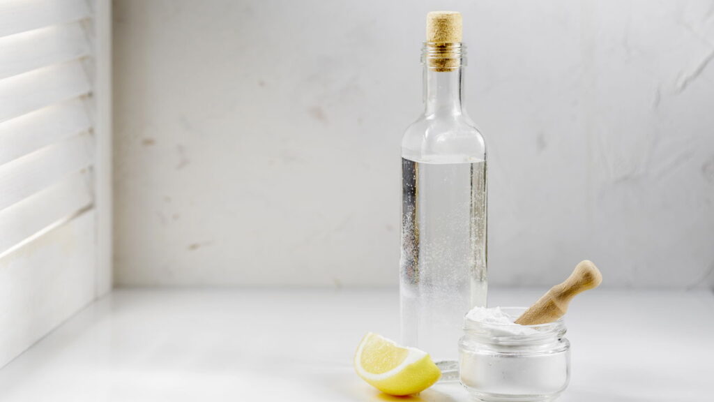 Nem químico, nem caro: o herbicida natural que elimina ervas daninhas em minutos