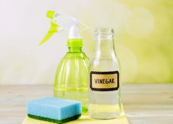 Nem desinfetante, nem multiuso: essa solução limpa o banheiro sem esforço