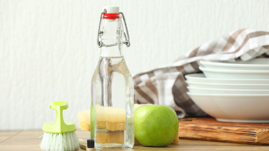 Truque simples com vinagre que remove manchas difíceis em minutos
