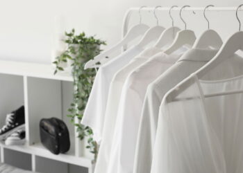 Truque secreto que deixa roupas brancas ainda mais claras