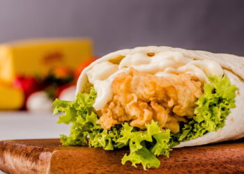 Wrap de frango com legumes pronto em 9 minutos e sem sujeira