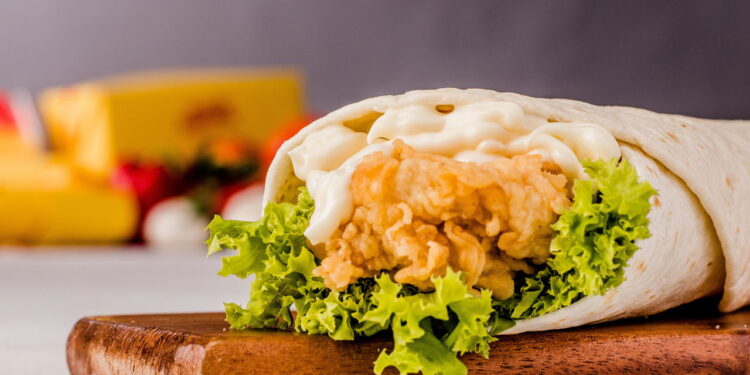 Wrap de frango com legumes pronto em 9 minutos e sem sujeira