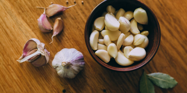 Como guardar alho para evitar brotos e manter o sabor