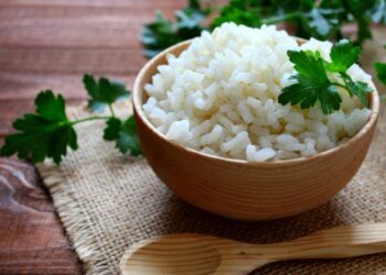 Como fazer arroz no micro-ondas para ficar cozido e soltinho