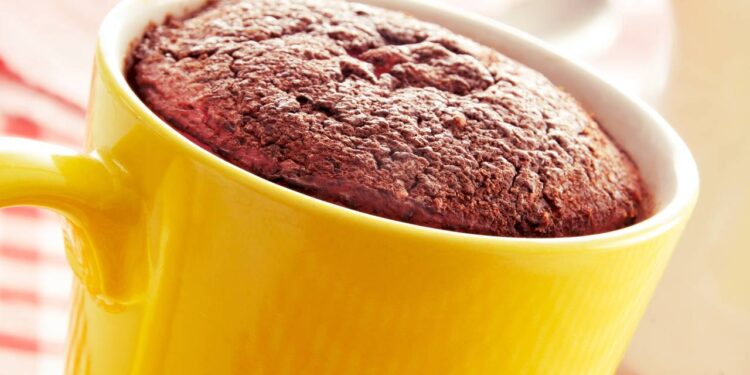 Prepare um bolo de caneca irresistível em apenas 3 minutos