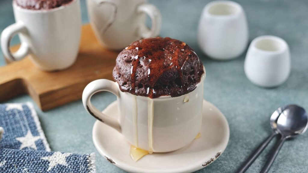 Bolo de caneca perfeito com poucos ingredientes em 2 minutos