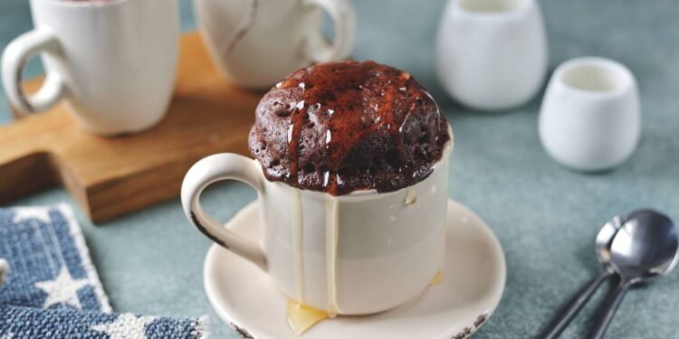 Bolo de caneca perfeito com poucos ingredientes em 2 minutos