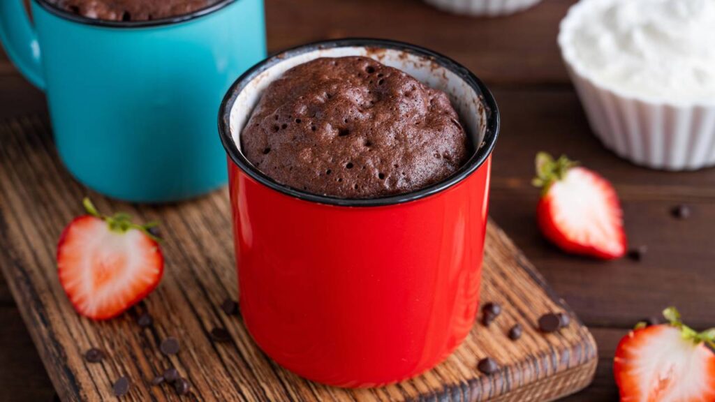 Caneca vira bolo incrível no micro-ondas com truque de 5 minutos