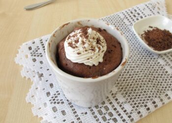 Prepare um bolo de caneca irresistível em apenas 3 minutos