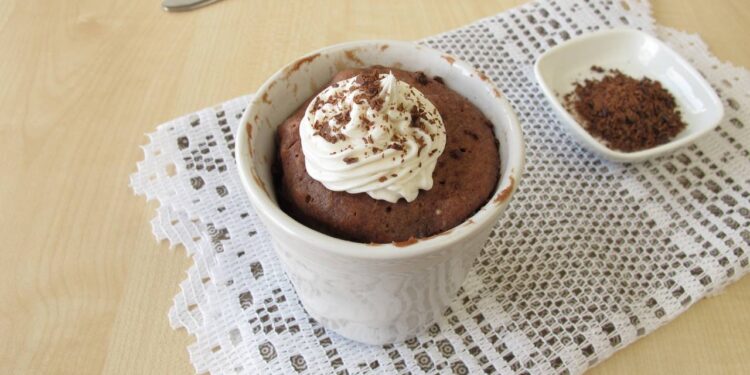 Prepare um bolo de caneca irresistível em apenas 3 minutos