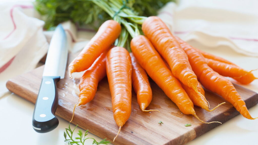 Aprenda a fazer um irresistível bolo pudim de cenoura no liquidificador