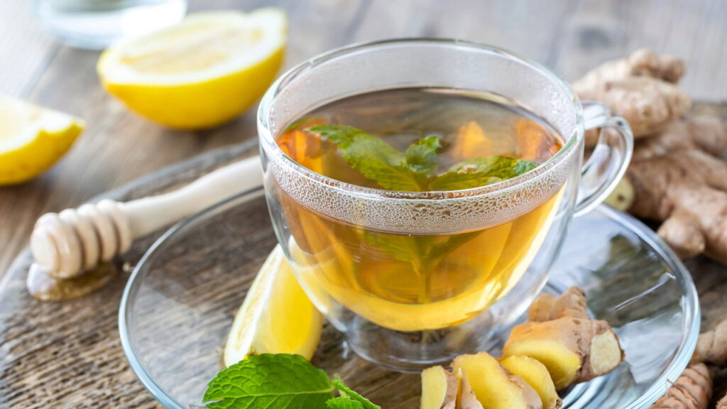 Receitas de chás caseiros usam limão, gengibre e hortelã para ajudar no alívio de gases e no conforto digestivo