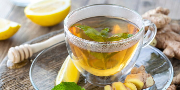Receitas de chás caseiros usam limão, gengibre e hortelã para ajudar no alívio de gases e no conforto digestivo