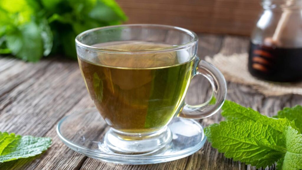 Este chá de erva-cidreira tem um segredo que garante reduzir a sua ansiedade antes de dormir