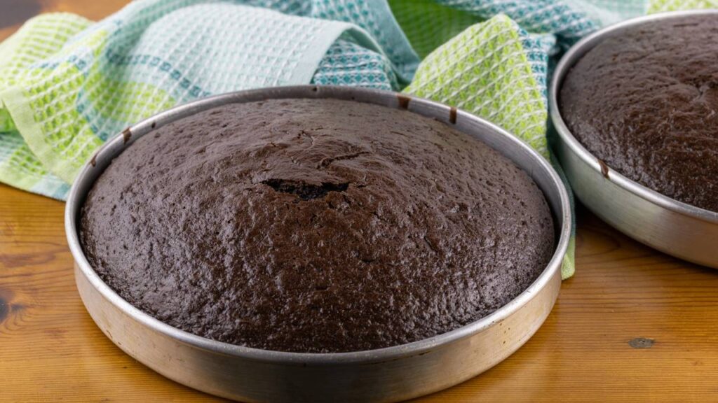 Aprenda a fazer o bolo crocante de chocolate mais viralizado do momento