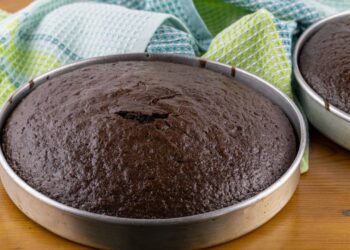 A receita de bolo de chocolate fácil no liquidificador que fica pronto em minutos