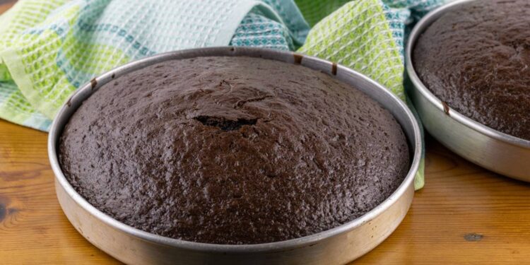 A receita de bolo de chocolate fácil no liquidificador que fica pronto em minutos