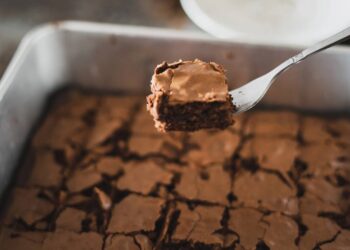 A receita de bolo de chocolate fácil no liquidificador que fica pronto em minutos