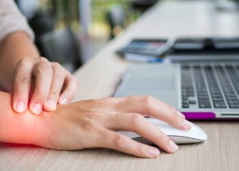 Para quem fica muito tempo digitando, esses exercícios ajudam a fortalecer o pulso