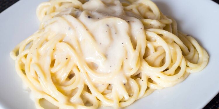 Massa cremosa feita em 10 minutos com apenas 3 ingredientes