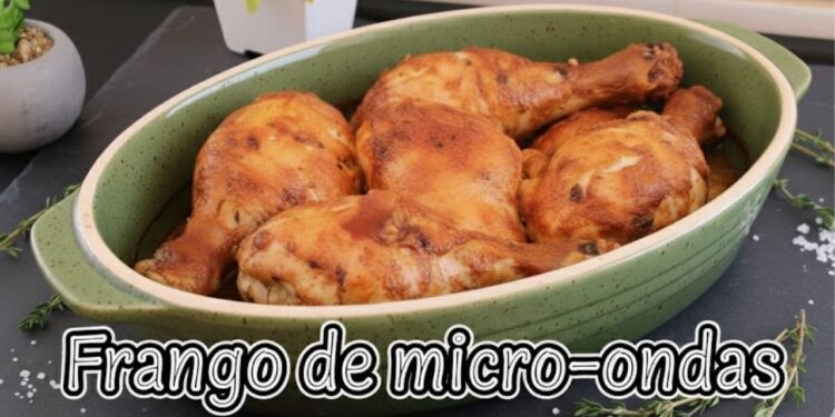 Sem forno: frango de micro-ondas suculento pronto em 20 minutos