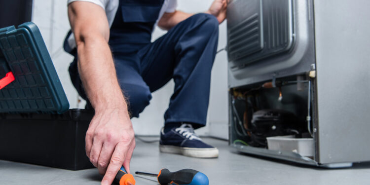 Como evitar acidentes em casa ao identificar falhas nos eletrodomésticos