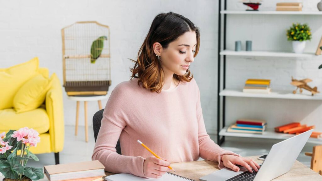 Dicas para trabalhar em casa com produtividade e sem cansaço, segundo especialistas