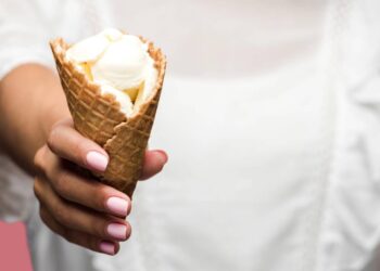 Você sabe como são feitas as crocantes casquinhas de sorvete? Segundo o Manual do Mundo