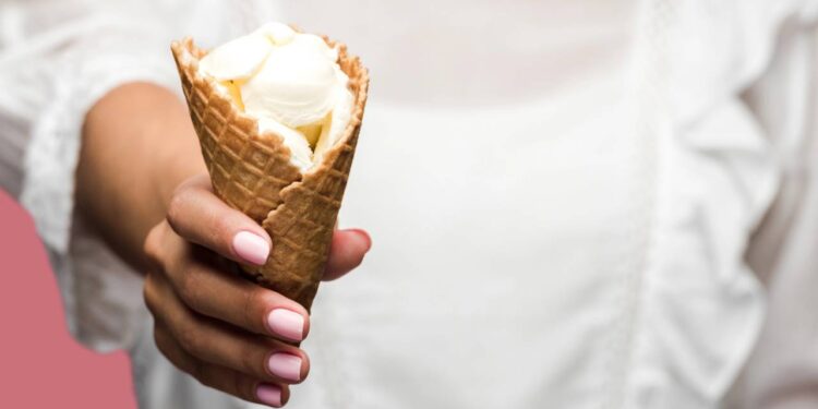 Você sabe como são feitas as crocantes casquinhas de sorvete? Segundo o Manual do Mundo