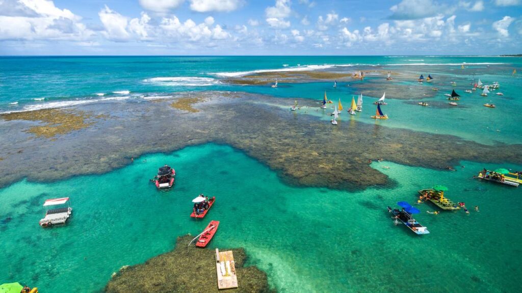 Esse destino do Nordeste tem águas tão azuis que parecem pintadas à mão