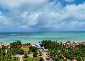 Esse destino do Nordeste tem águas tão azuis que parecem pintadas à mão