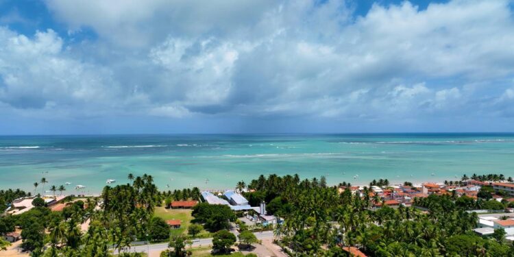 Esse destino do Nordeste tem águas tão azuis que parecem pintadas à mão