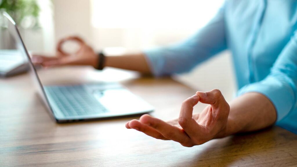 Dicas para lidar com o esgotamento no trabalho, segundo a psicologia