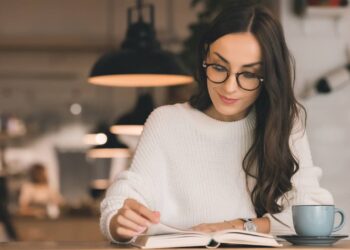 Como desenvolver o hábito de ler livros de forma constante, segundo especialistas