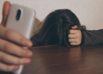 Como evitar comparações nas redes sociais com atitudes práticas, segundo terapeutas