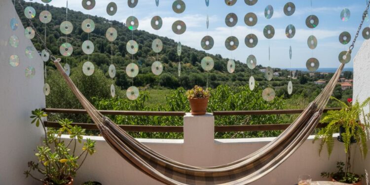 Não é apenas decoração: saiba porque pendurar CDs na varanda é útil