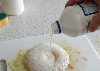 Como recuperar tábua de corte manchada usando água sanitária