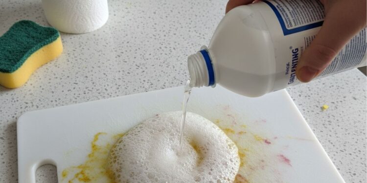 Como recuperar tábua de corte manchada usando água sanitária