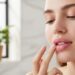 Como fazer um esfoliante labial com ingredientes que você tem em casa