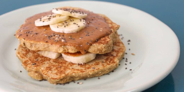 Panqueca de banana com aveia feita com só 3 ingredientes e pronta em minutos