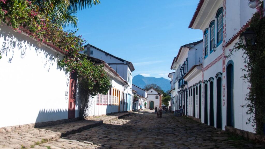 Cidade do RJ impressiona turistas com suas praias de águas cristalinas 