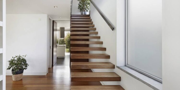 Transforme escadas internas com plantas cheias de charme natural