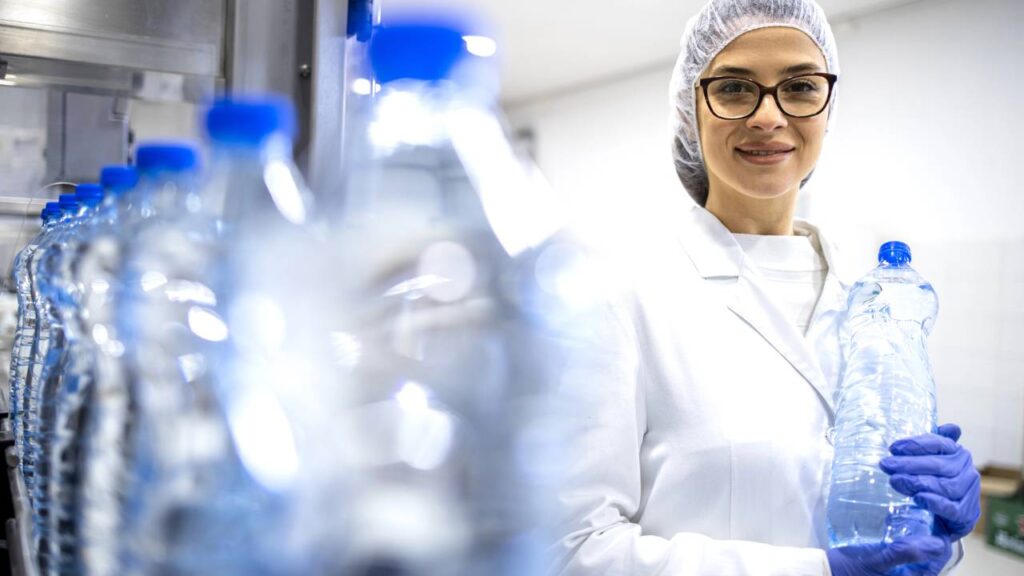 Saiba o processo de fabricação do PVC, segundo o Manual do Mundo