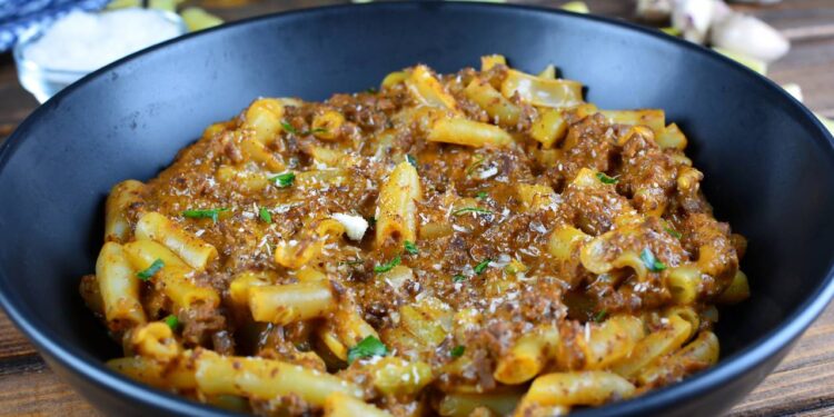 Macarrão de panela de pressão pronto em 10 minutos