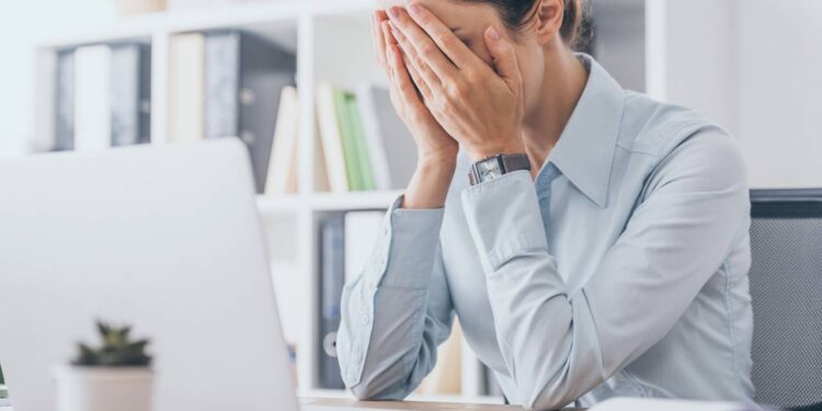 Como enfrentar a insegurança no ambiente de trabalho, segundo terapeutas