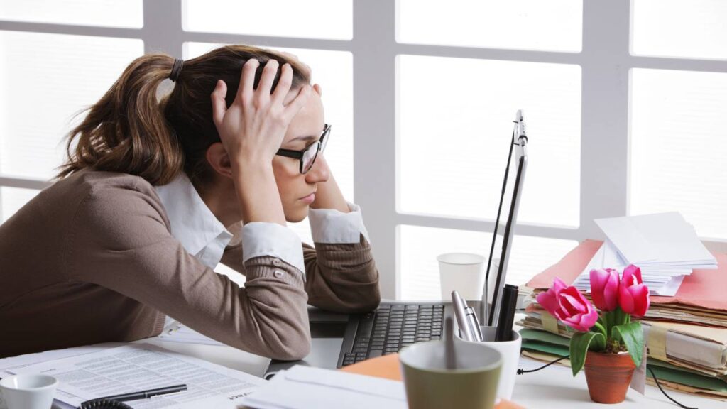 Como enfrentar a insegurança no ambiente de trabalho, segundo terapeutas