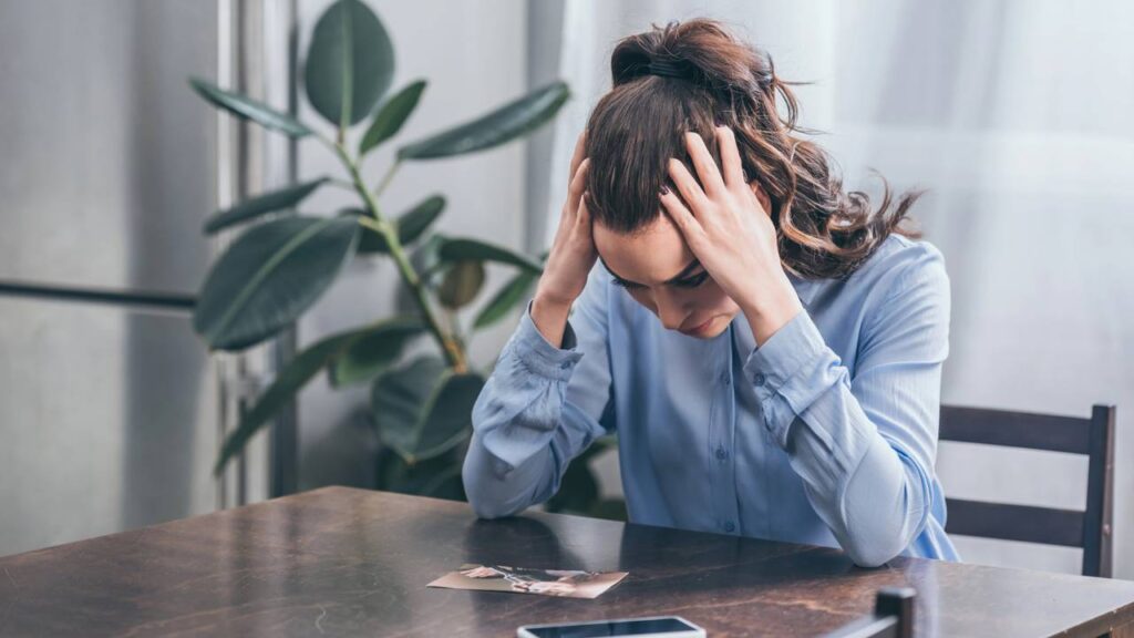 Estratégias para superar o medo de tomar decisões da vida, segundo terapeutas