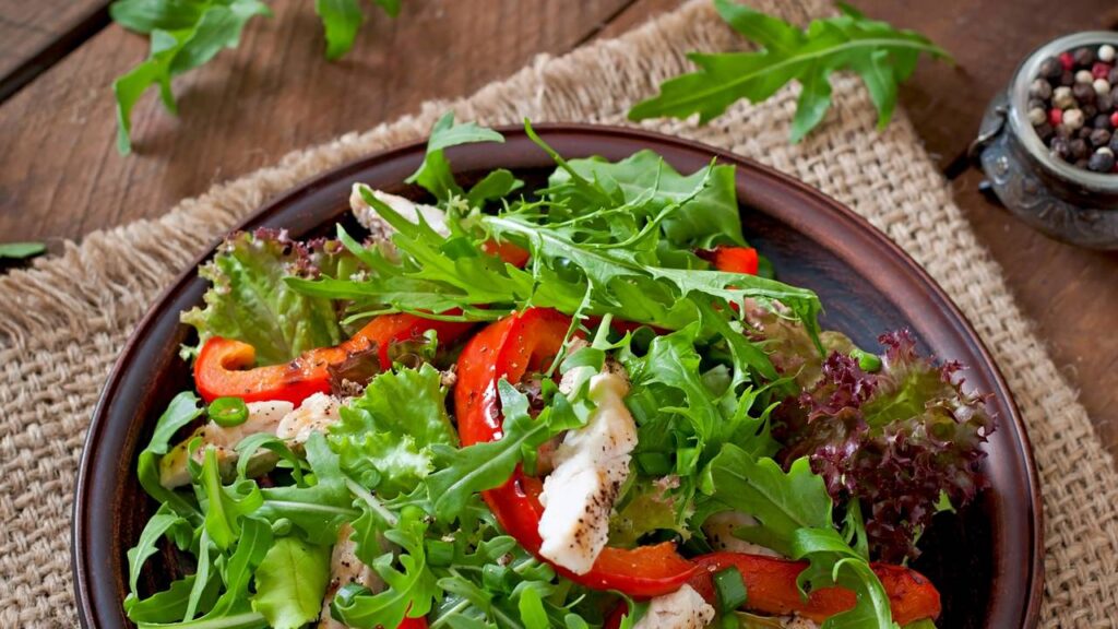 Receitas de saladas com ervas que apoiam a imunidade